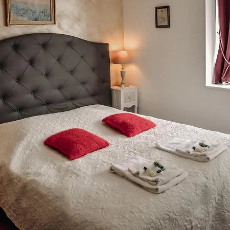 Chateau De Bed & Breakfast